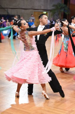 Alman Açık Şampiyonası 'nda Grand Slam Standart sırasında dans eden kimliği belirsiz bir çift.