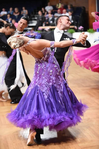 Una pareja de baile no identificada en una pose de baile durante el Grand Slam Standart en el Campeonato Abierto de Alemania —  Fotos de Stock