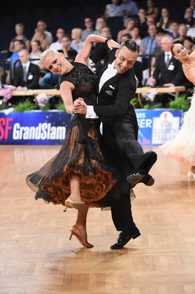 Una pareja de baile no identificada en una pose de baile durante el Grand Slam Standart en el Campeonato Abierto de Alemania — Foto de Stock