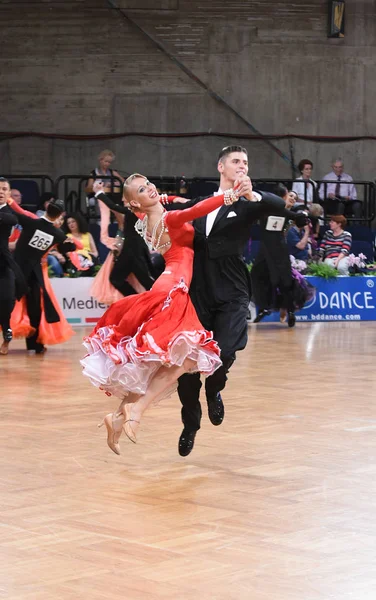 Um casal de dança não identificado em uma pose de dança durante o Grand Slam Standart no Campeonato Aberto Alemão — Fotografia de Stock