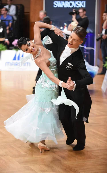 Un couple de danse non identifié dans une pose de danse pendant le Grand Chelem Standart au Championnat d'Allemagne Ouvert — Photo