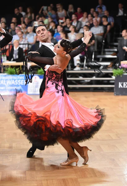 Een onbekend danspaar in een danspost tijdens Grand Slam Standart op het Duitse Open Kampioenschap — Stockfoto