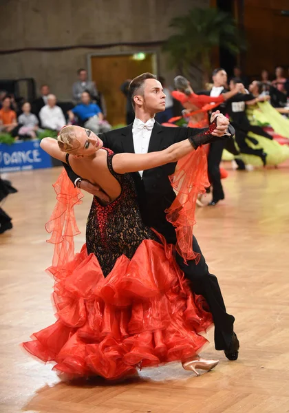 Una pareja de baile no identificada en una pose de baile durante el Grand Slam Standart en el Campeonato Abierto de Alemania —  Fotos de Stock