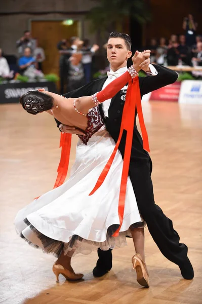 Alman Açık Şampiyonası 'nda Grand Slam Standart sırasında dans eden kimliği belirsiz bir çift.