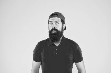 Bana bir saniye ver. Süpermarket personeli aranıyor. Bıyıklı adam sakallı hippi üniforması sarı arka plan giyiyor. Dükkan personeli konsepti. Satış elemanı kariyeri. Mağaza işçisi kiralamak. Konukseverlik