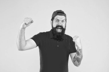 Şanslı günmüş. Tam bir zafer. Mutlu, mutlu, gülümseyen adam. Adam gülen surat. Mutluluk kavramı. Psikolojik sağlık. Mutlu duygusal adam. Olumlu duygular. Sarı arka plandaki mutlu adam. Kazanan