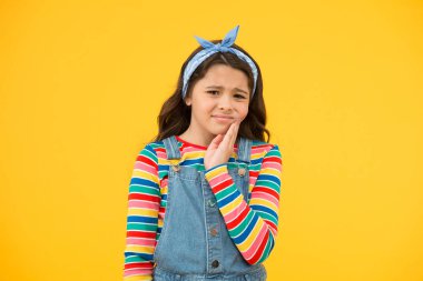Diş hastalığı. Diş ağrısı gibi diş ağrısı. Dişçiye gitmeyi planlıyorum. Dişçi randevusu. Küçük çocuk diş ağrısı sarı arka plandan muzdarip. Diş ağrısı önleyici ilaç. Diş ağrısı kesici. Ağrı kesici