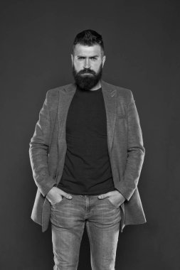 Monokrom tarzı kıyafet. Şık ama modern. Moda kıyafeti. Erkeksi görünüm. Acımasız hippi adam. Sıradan kıyafetler giyen bir hippi. Hippi sakalı ve şık saç kesimi. Sakallı adam moda hipster tarzı