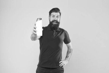 Parlak canlı saçlar için. Banyo veya duş için Bodycare kozmetik. Sakallı adam jel tüp ile gülümseme. Berber dükkanı saç tımar. Mutlu adam şampuan şişesi tutar. Saç bakımı ve cilt bakımı. Metroseksüel konsept