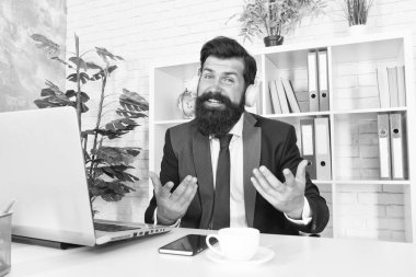 Çevrimiçi iş başlamak için harika bir yer. İşadamı ofiste online çalışıyor. Sakallı adam internetten para kazanıyor. Çevrimiçi serbest iş. Yeni teknoloji. Dijital pazarlama. İş iletişimi. Video çağrısı