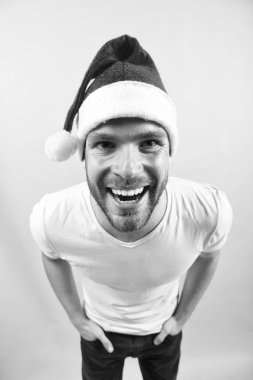 Adam santa turuncu zemin üzerine sakallı yüzü gülümsemeyle