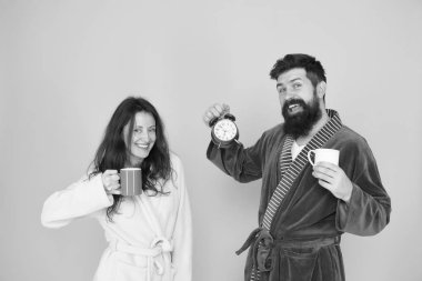 Aile hayatı rutini. Çalar saat seven bir çift. Aşk ilişkileri. Evde çay saati. Zor bir sabah. Çiftler kahve içer. Erkek sakalı ve kız kahve fincanı. Uyanma vakti. Enerji dolu. enerji ve yorgunluk