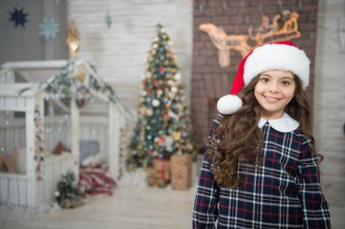 Çünkü Noel yaklaşıyor. Mutlu çocuk Noel 'i ve yeni yılı kutluyor. Noel partisi kızı. Noel Baba bakışlı küçük bir çocuk. Noel arifesi. Mutlu Noeller. - Mutlu yıllar. Tatil sezonu