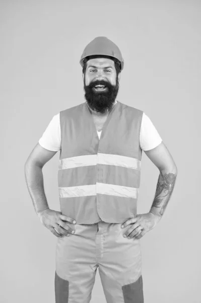 Tekniskt karriärkoncept. Arkitektbyggare. Arbetsdag. Säkerhetsdräkter för byggindustrin. Skägg brutal hipster säkerhetsingenjör. Man ingenjör skyddande enhetlig orange bakgrund — Stockfoto