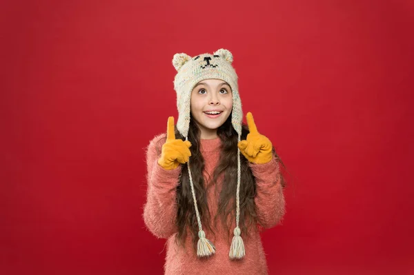 Actividad de vacaciones al aire libre. atención sanitaria estacional. Moda infantil. Tejer tibio. niña alegre en sombrero de oreja. niño pequeño listo para el invierno. A los niños pequeños les gusta el invierno. Obtener el estilo adecuado — Foto de Stock