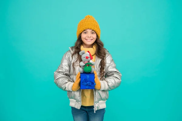 Miúdo da moda em casaco de puffer na moda. roupas quentes de inverno. bônus de compra online. pequena menina feliz presente. compras na temporada de Natal. Feliz Natal. Feliz Natal. Feliz Ano Novo. Sentindo-se grato pelo bom presente — Fotografia de Stock