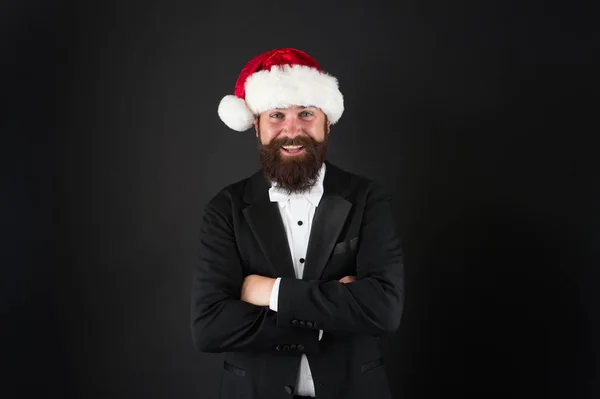 Mantenga la calma y feliz año nuevo. Feliz hombre de negocios celebrar la Navidad y el año nuevo. Hombre barbudo feliz sonriendo en sombrero de santa. Felices fiestas de invierno. Feliz Navidad. —  Fotos de Stock
