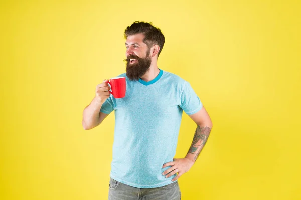 Rivoluzione del caffè. Sapori ed estetica hipster. Concetto energetico. Hipster barista sfondo giallo. Caffetteria. L'uomo barbuto beve caffe 'mattutino. E 'ora del tè. Cortado con giusta proporzione di latte — Foto Stock