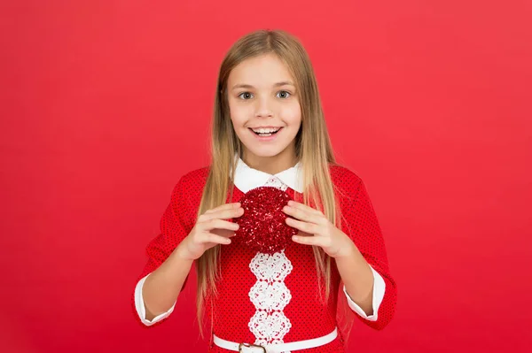 Me encanta Christstas. sentirse feliz por las vacaciones de Navidad. tiempo de compras de Navidad. celebración de año nuevo listo. Humor festivo. Crear decoraciones únicas. niña pequeña pared roja del niño. bola de árbol decorativo niño elfo — Foto de Stock