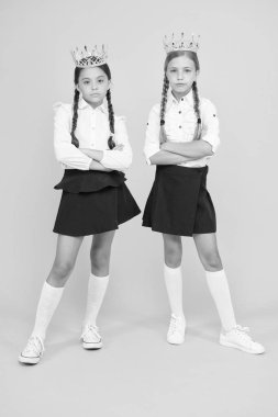 Çocukluk gururu Kendileriyle gurur duyuyorlar. Eğitim başarısı. Okula dönüyorum. Bencil küçük kızlar. Üniformalı ve taçlı mutlu kızlar. Büyük patron. Çalışmak için motivasyon. Çocuk modası. Arkadaşlık. Balo kraliçesi