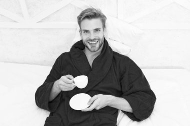 Gurme espresso. Güne iyi bir kahveyle başlıyor. Evde dinleniyorum. Keyifli anlar. Sabah kahvesi iç. Mutlu sabahlar. Yakışıklı adam sabah kahvesi içer. Yatakta mutlu sakallı adam. İyi bir ruh hali