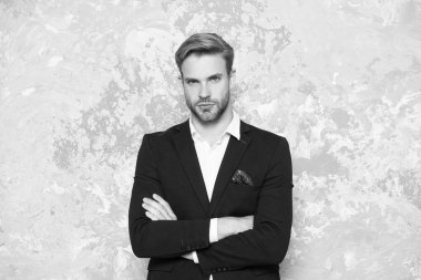 Adam iyi bakımlı yakışıklı maço giymek smokin. Berber dükkanı damadı. Moda kıyafetleri. Modern trend. Özel takım elbise. Moda dükkanı. Kiralık takım hizmeti. Olay için zarif moda kıyafeti. Centilmen modern tarzı