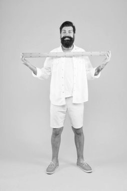 Bir metre. Adam sakallı hipster cetvel tutan. Uzunluğu ölçün. Boyutu uzun boylu ve uzunluğu. Büyük beden. Ölçü. Geometri teoremi. Gerçek boyut. Okul öğretmeni. Küçük, büyük, iri. Boyut gerçekten önemli mi