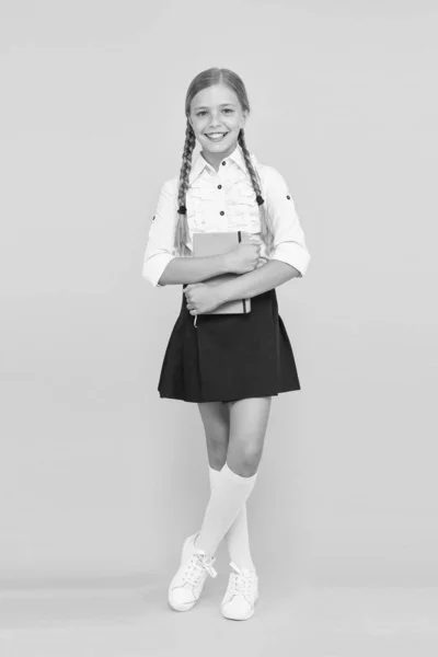 Estudante diligente. menina feliz estudar duro com notebook. lição de literatura. Literatura infantil. leitura e escrita. criança menina pequena com livro. de volta à escola. Aluno na livraria ou biblioteca — Fotografia de Stock