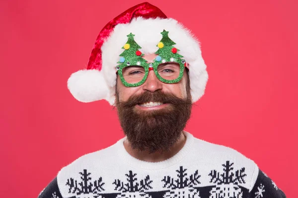 Bom humor. O Pai Natal vem aí. Papai Noel usa óculos de festa de árvore de Natal. Homem barbudo feliz com olhar de Pai Natal. Acessórios de férias para a festa de Santa. Celebração de Natal e Ano Novo. Rosto emocional — Fotografia de Stock