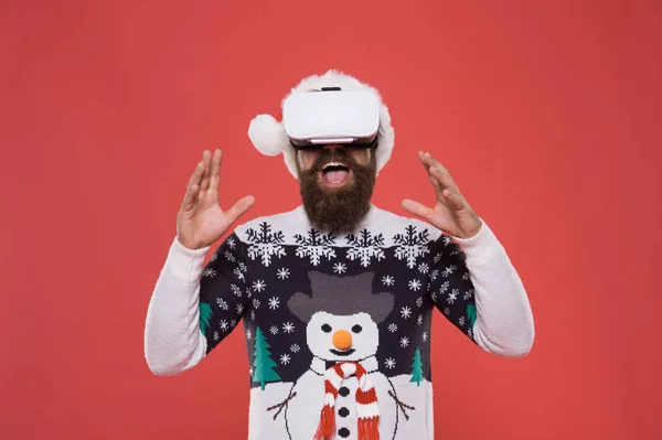 Tecnologías modernas. Hombre de Santa con gafas de realidad virtual. Imagina la mejor fiesta de Navidad. hipster barbudo feliz en gafas vr. hombre suéter de invierno juego. actividad interior vs al aire libre. Realidad virtual. —  Fotos de Stock