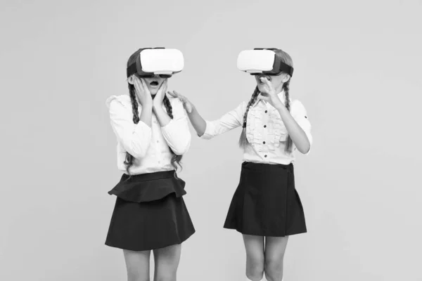 Auscultadores VR. Educação futura. Crianças alunas usam óculos VR sem fio. Explorando a realidade aumentada. As experiências comunicam e gerenciam projetos.As crianças usam a tecnologia VR moderna. Realidade virtual — Fotografia de Stock