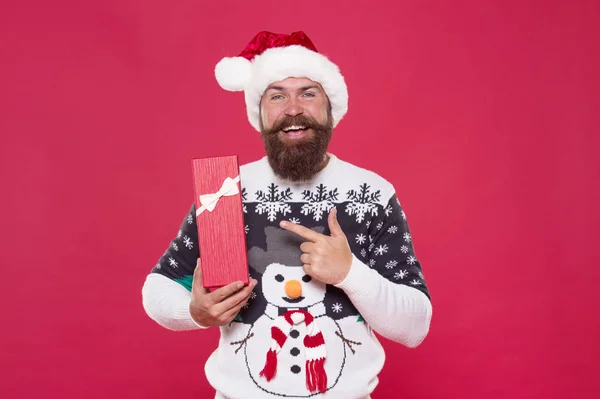 Předčasný vánoční prodej. zralé hipster s dárkem. vánoční nákupní koncept. Nenechte si ujít prosincovou prodejní událost. Přeji šťastnou dovolenou. zimní prázdniny. Veselé Vánoce vám přeji. šťastný muž držet dárek box — Stock fotografie