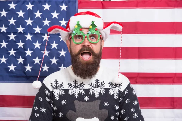 Amerikanische Tradition. Weihnachtsmann auf amerikanischer Flagge. Feiern Sie Weihnachten und Neujahr. Weihnachtliche Tradition aus den USA. Stolz auf mein Land. Winterferienzeit. Amerikaner gesellte sich zu fröhlicher Feier — Stockfoto