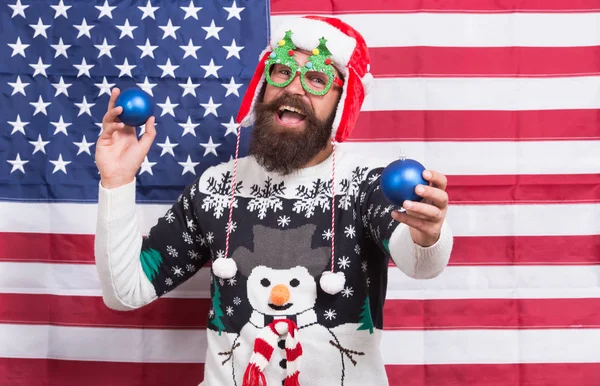 Diffondete gioia. Saluti invernali. Mi diverto. Allegro hipster. Grande Natale americano. Felice sfondo bandiera Santa America. Un americano barbuto. Festeggia il Natale e il nuovo anno in modo americano — Foto Stock