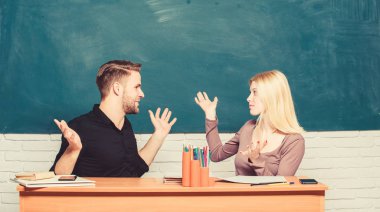 Öğrenciler sınıf tebeşir tahtası arka plan iletişim. Eğitim kavramı. Grup arkadaşları arasındaki iletişim. Dostluk ve ilişkiler. Uzlaşmacı çözüm. Üniversite ilişkileri. Sınıf arkadaşlarıyla ilişkiler