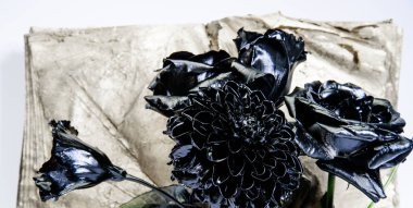 Moda buketi. Sonsuz güzellik. Botanik konsepti. Sahtecilik ve heykel. Güzel siyah gümüş çiçek. Çiçek dükkanı. Metalik çelik rengi. Çiçek kaplı metalik boya. Metal çiçek. Soyut sanat