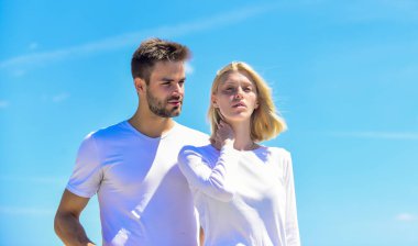 Konuşalım. Kişiler arası ilişki. Anlayış ve destek. İlişkilerinde sorunlar var. Birbirine aşık çiftler. Cennette evlendik. Sosyal bir sorun. İhanet ve boşanma. Aile psikolojisi