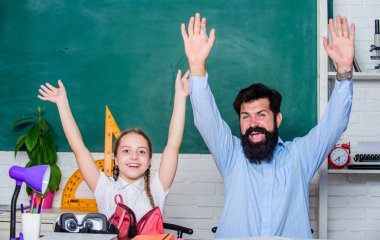 Görev başarıyla tamamlandı. Babamla evde eğitim. Çalışmaya yardım. Disiplin terbiyesi. Çocukla birlikte sakallı pedagog çalışması. Ders çalışmak eğlencelidir. Öğretmen ve liseli kız. Ders bitti.