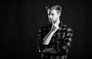 Damalı gömlekli yakışıklı bakımlı adam. Erkeklik kavramı. Modern erkekliğin anlamı. Erkek güzellik, Berber dükkanı ve güzellik salonu. Hipster siyah arka plan. Erkeklik veya erkeklik standartları