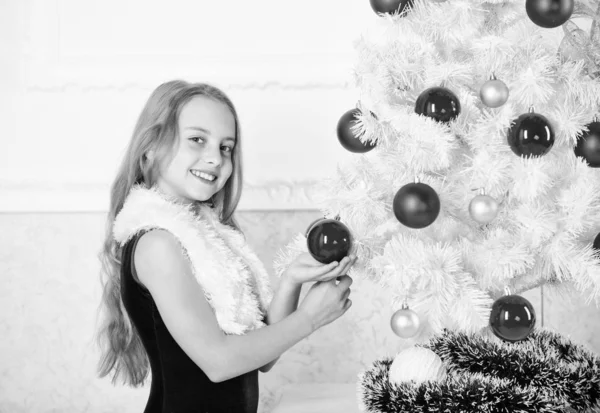 겨울 휴가 개념. 가족 휴가 개념. 소녀 벨벳 드레스 느낌 근처에 크리스마스 트리 축제입니다. 년의 아주 특별 한 시간입니다. 크리스마스 응원을 확산. 휴가 시즌 도착 하기 때문에 행복 한 아이 — 스톡 사진