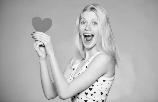 El amor está en el aire. Un saludo romántico. Ventas de San Valentín. Amor y romance. mujer con corazón decorativo. Una cita. mujer feliz sobre fondo azul. Fiesta de San Valentín —  Fotos de Stock