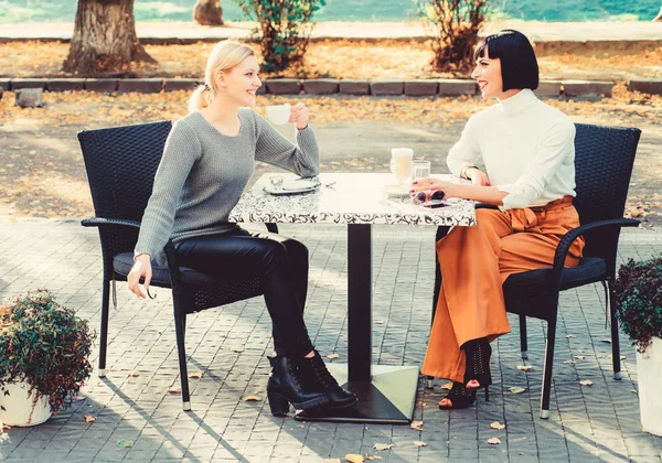 Ona güven. Kızlar arkadaşlar kahve içmek ve konuşmak zevk. Gerçek dostluk dostu yakın ilişkiler. İki kadın kafe terası sohbeti. Arkadaşlık toplantısı. Birliktelik ve kadın arkadaşlığı — Stok fotoğraf