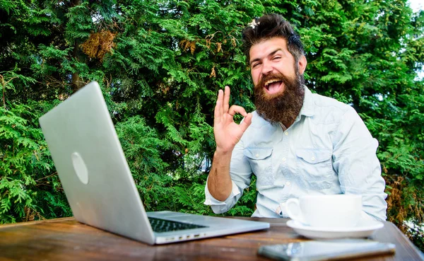 Kaffee trinken und schneller arbeiten. bärtiger Mann erfolgreicher Freiberufler. Remote-Job. freiberufliche Tätigkeit. Guter Ausdruck von Arbeit. Gut gemacht. Hipster, die sich freiberuflich beschäftigen. Wifi und Laptop — Stockfoto