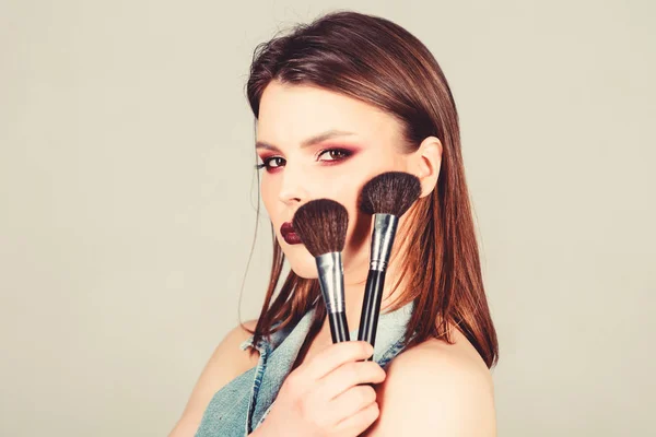 Profesionální make-up. Myšlenka maskérky. Důraz na ženskost. Dívka aplikuje oční stíny. Vypadáš dobře a sebevědomě. Kosmetika pro péči o pleť. Atraktivní žena aplikující štětec na make-up — Stock fotografie