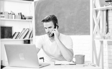 adam not yapmak ve kahve içmek. çay bardağı ile sınıfta öğrenci adam. modern eğitim. üniversite hayatı. okul öğretmeni bilgisayar ve telefon kullanın. Okula geri dön. Sabah iş günü. arama motoru