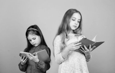 Sevimli kızlar kitapları sever. Okuryazarlık yoluyla kapıları açmak. Kitaplı ya da not defteri olan çocuklar. Eğitim ve çocuk edebiyatı. En sevdiğim peri masalı. Okula geri dön. Kız kardeşler birlikte okumak için kitap seçin