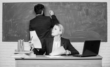 Sınavları için endişeleniyor. Sınavda öğretmen ve öğrenci. İş adamı ve sekreter. İş çifti dizüstü bilgisayar ve belge kullanıyor. Evrak işleri. Ofis hayatı. Okula dönüyorum. resmi eğitim