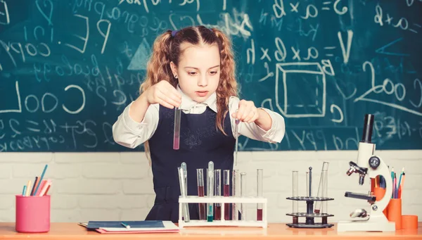 Tubos de ensayo con sustancias. Educación formal. Futuro microbiólogo. Laboratorio escolar. Chica inteligente estudiante llevar a cabo el experimento escolar. Los alumnos estudian líquidos químicos. Escuela de química lección — Foto de Stock