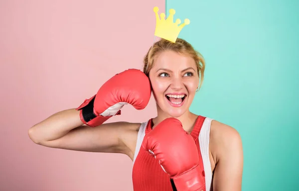 Ganadora atlética. Concepto de victoria. Éxito deportivo. Lograr el éxito. Celebra el éxito. Reina del ring de boxeo. Deportiva con corona de princesa. Chica alegre con puntal de corona en guantes de boxeo —  Fotos de Stock