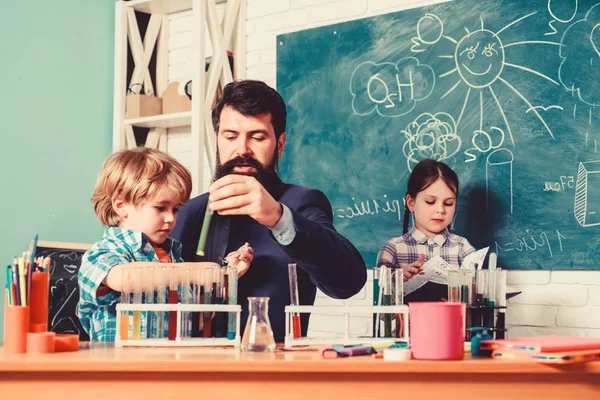 Vereine für Vorschulkinder. Chemie-Experiment. Schulklubs interaktive Bildung. Lehrer und Schüler testen Röhrchen im Klassenzimmer. After School Clubs sind eine großartige Möglichkeit, Kinder in verschiedenen Bereichen zu entwickeln — Stockfoto